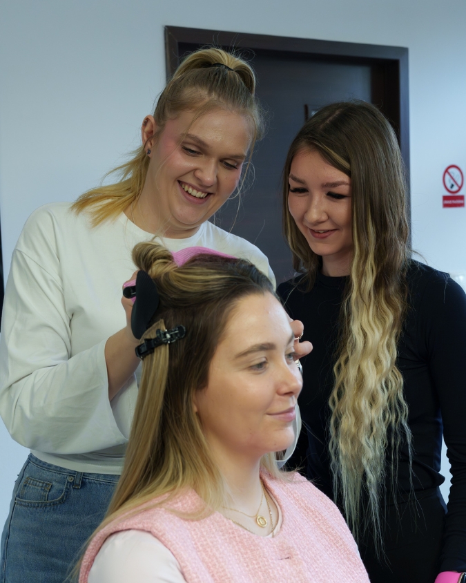 Prezenčný kurz predlžovania vlasov Unique Hair - fotografia 10